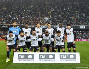 Coleccionismo deportivo: VALENCIA C.F. ALINEACIÓN PARTIDO DE LIGA 2024-2025 EN MESTALLA CONTRA EL SEVILLA. FOTO